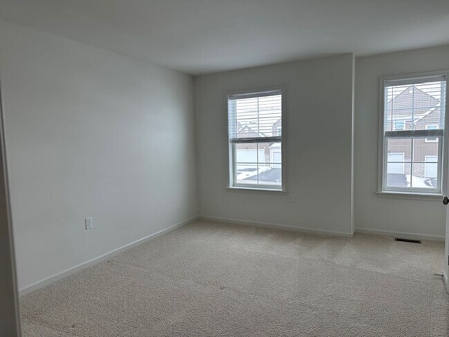 Building Photo - 7867 Oakbrook Dr