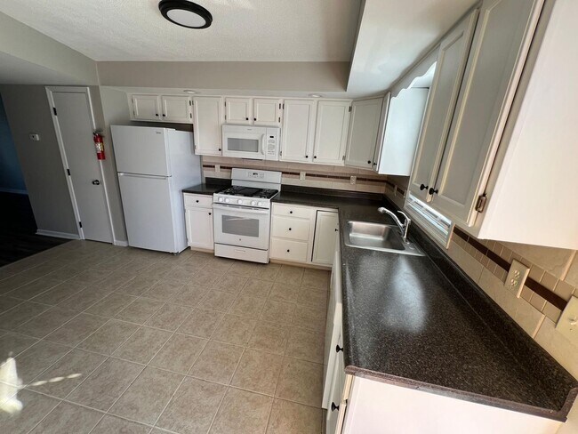 Building Photo - New 2 BR First Floor Condo in Wernersville, PA Available in June