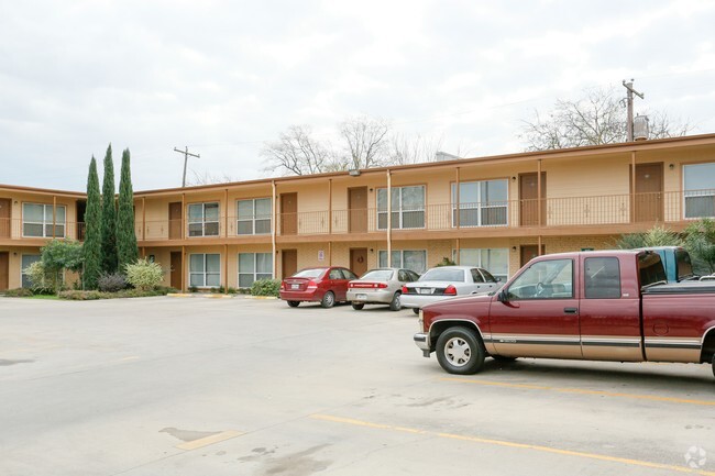 Primary Photo - Los Pinos Apartments