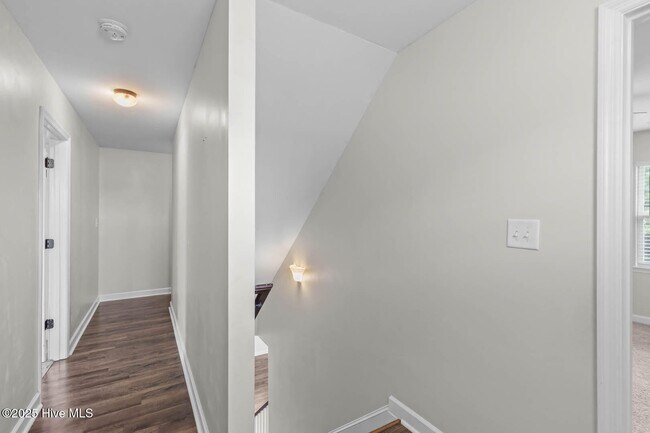 Building Photo - 106 Shallow Ct