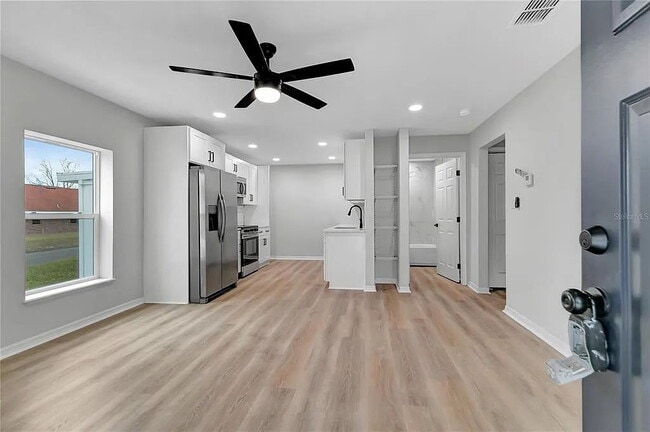 Building Photo - "Charming 2-Bed Duplex Retreat at 770 Scot...