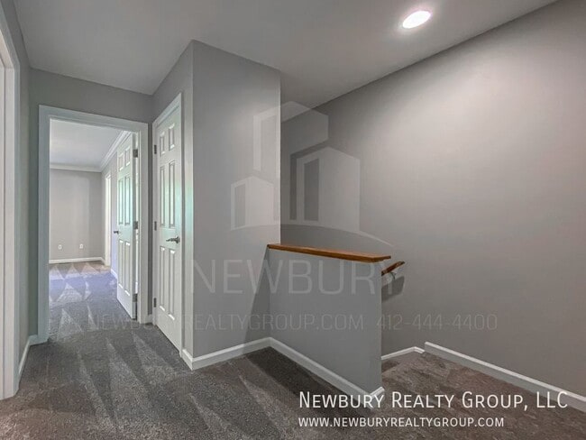 Building Photo - 135 Banksville Pl