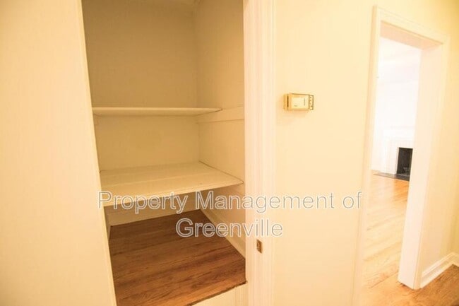 Building Photo - 121 Scarlett St