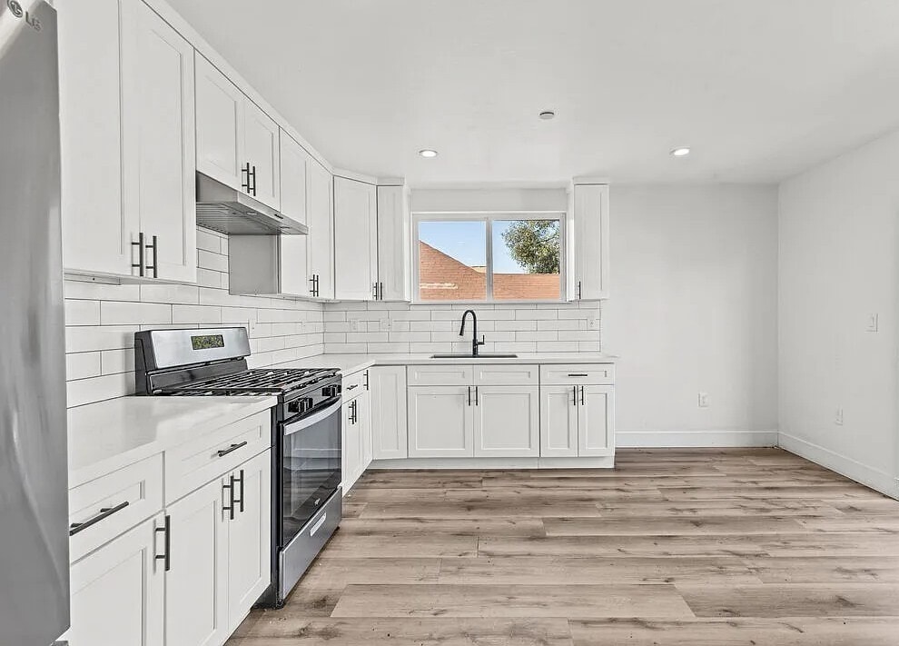 Building Photo - 1112 W 40th Pl