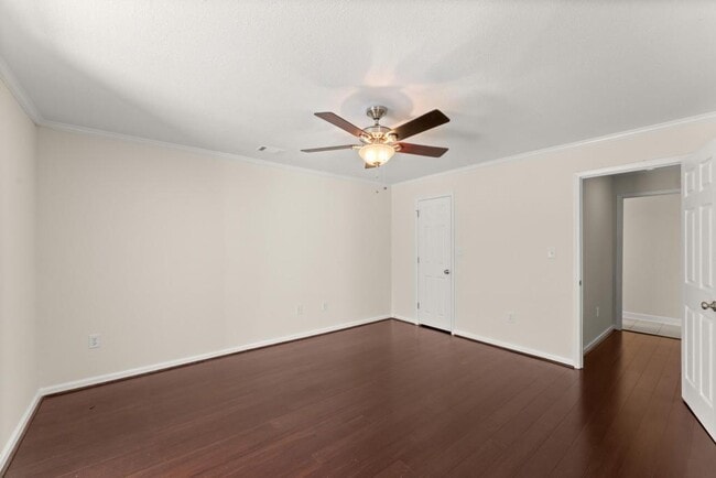 Building Photo - 25312 Plantation Dr NE