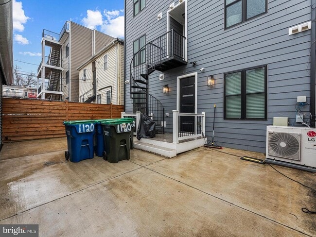 Building Photo - 1120 Penn St NE