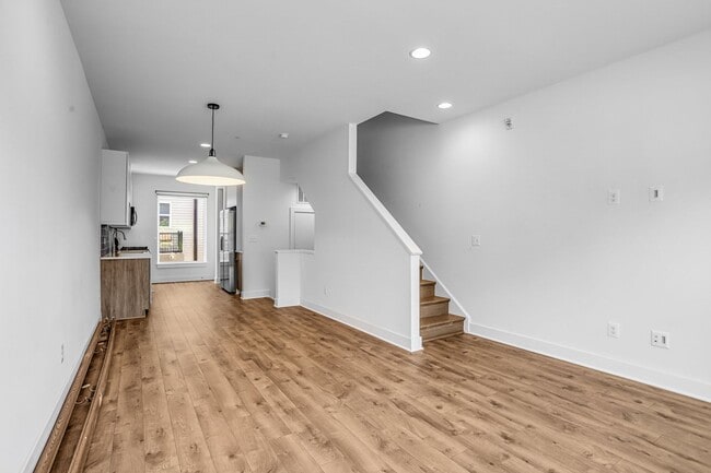 Building Photo - Spacious 4-level Home| 3 bedrooms + Garage parking!