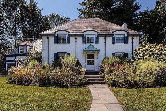 Building Photo - 244 Clifton St