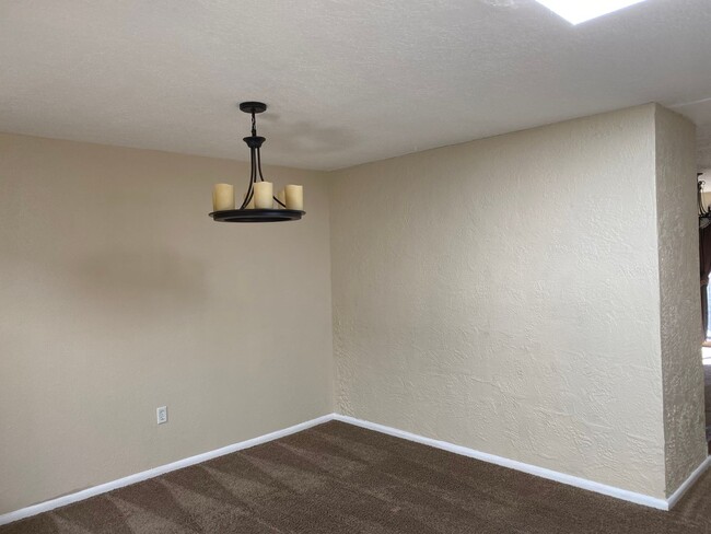 Building Photo - Academy Estates TH 1650/sf 2/BD 2/BA 1/CG