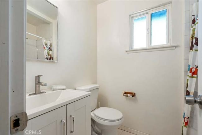 Building Photo - 104 W Bluebell Ave