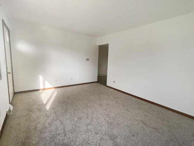 Building Photo - 2300 Elmer Dr NE