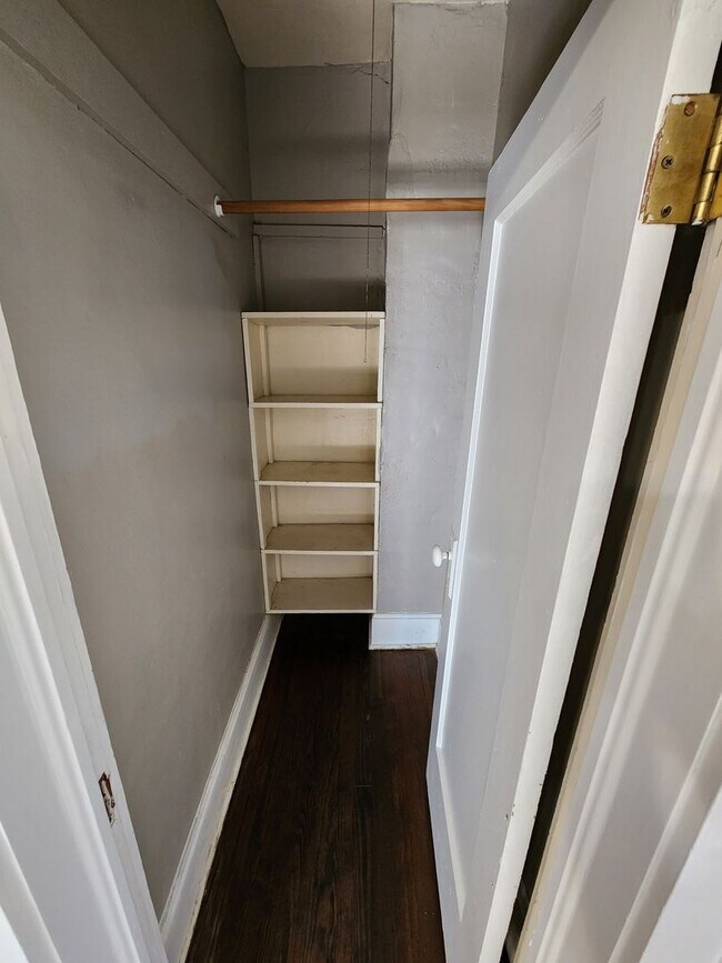 Building Photo - Spacious 3-Bedroom, 1-Bathroom Home AVAILA...