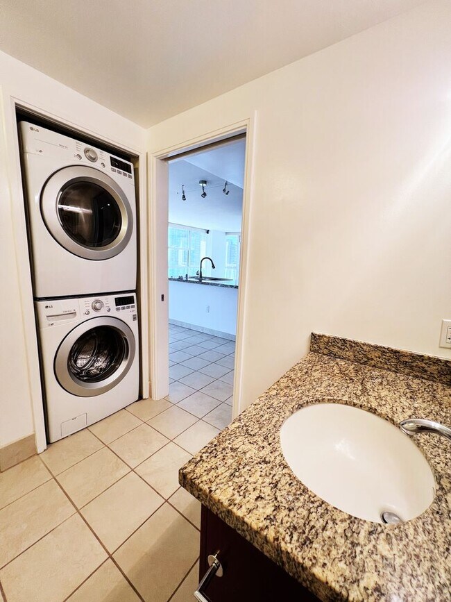 Building Photo - 909 Kapiolani Blvd