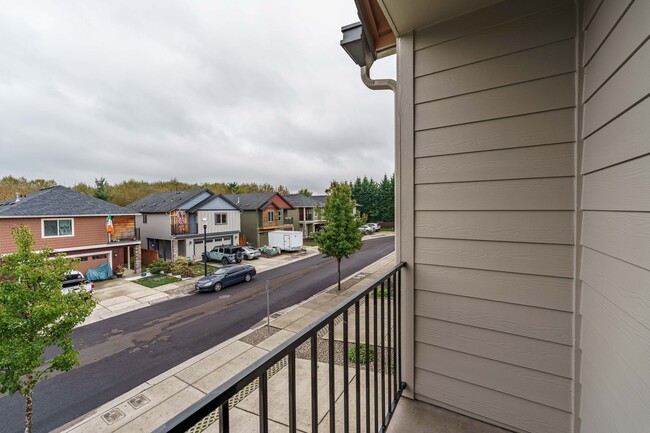 Building Photo - 3 Bedroom 2.5 Bath Townhome - Convenient R...
