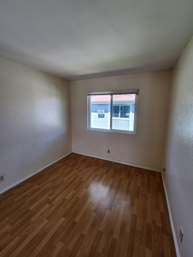 Building Photo - 3 Bedroom 2 Bath Upper Unit in Mira Mesa