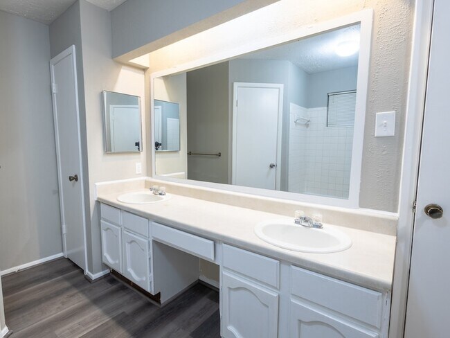 Building Photo - 6542 Bridgegate Dr