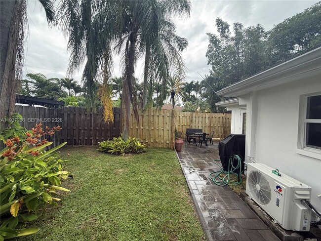 Building Photo - 1645 NE 9th Ave