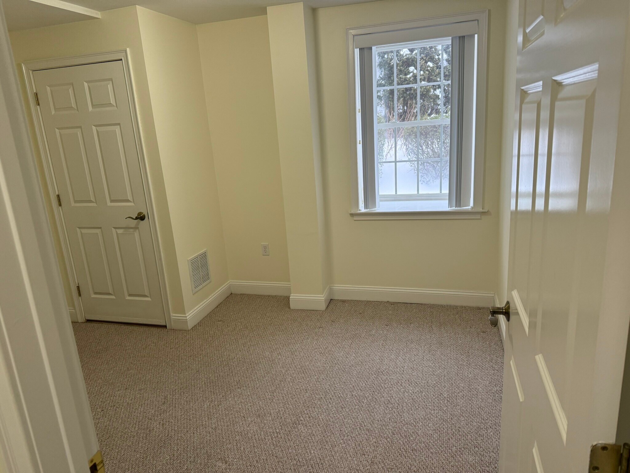 Building Photo - 380 Main St