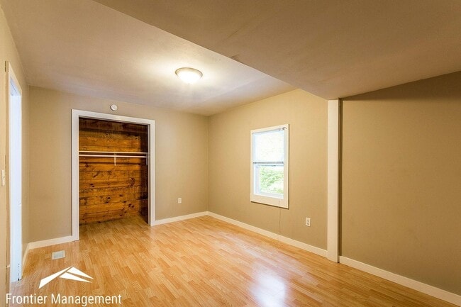 Building Photo - 626 Bertrand St