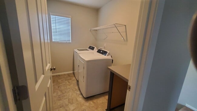Building Photo - Beautiful Newer Puyallup Home You Will Not...