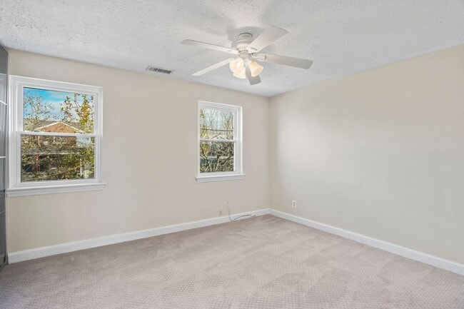 Building Photo - Brentwood Beauty