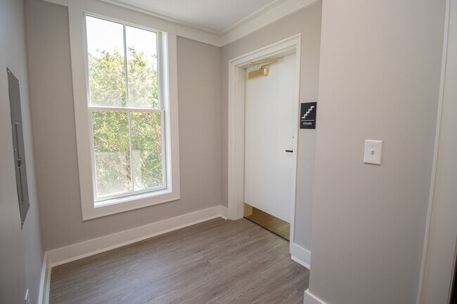 Building Photo - Luxury Living in the Heart of Downtown Col...