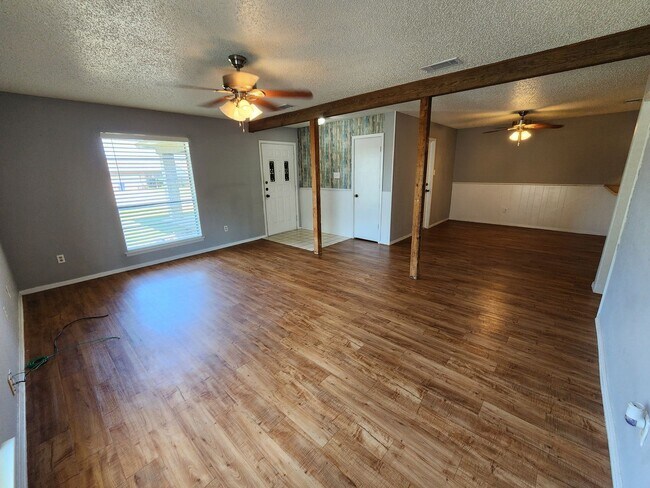 Building Photo - Cozy 2 Bedroom Duplex in Joshua