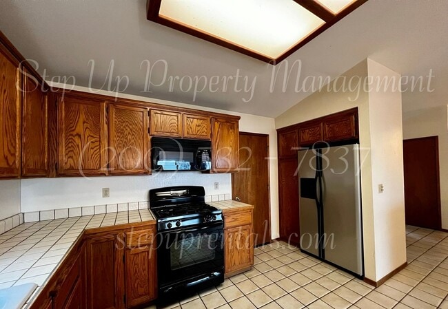 Building Photo - Spacious 3 Bedroom, 2.5 Bath Home in Myers Hill!