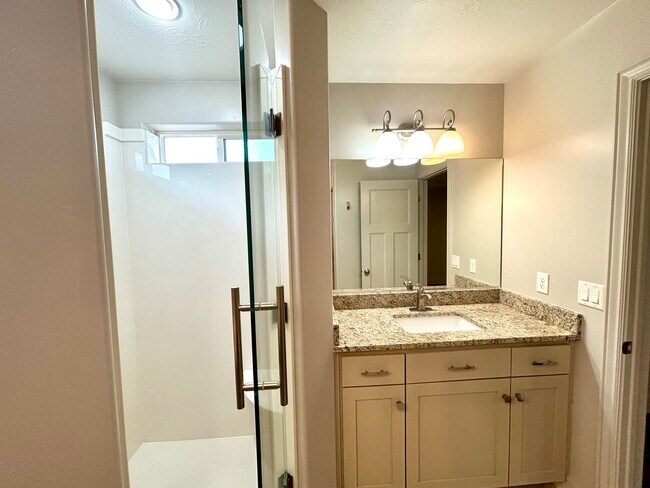 Building Photo - Lovely Single Family House Available!!!!