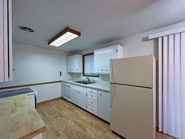 Building Photo - Adorable Three Bedrooom in Edgewood
