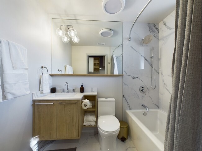 Building Photo - 2439 W Walton St