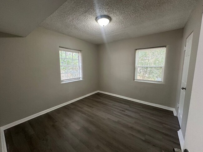 Building Photo - NEWLY RENOVATED 3 bed/2 bath with a FLEX ROOM