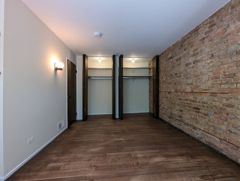 Building Photo - 600 W Surf St