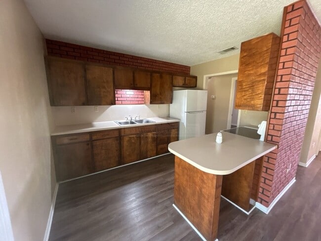 Building Photo - 607 Spoke Dr