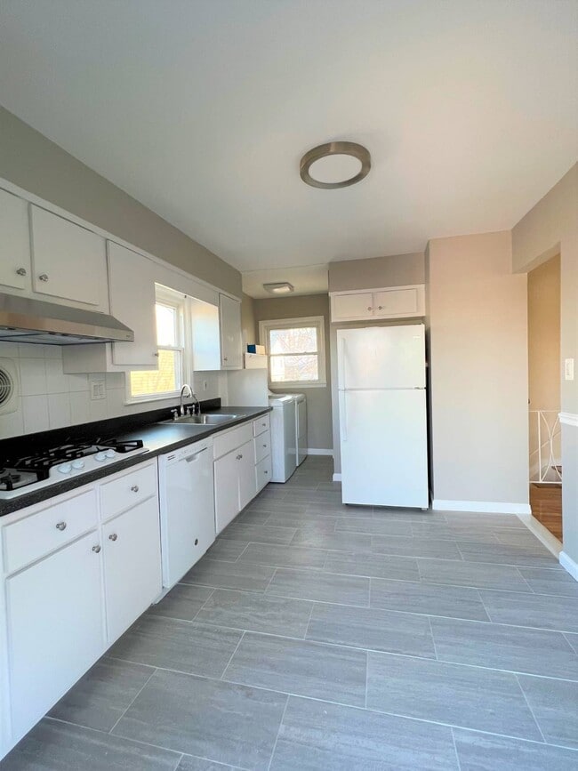 Building Photo - 15-28-28 Parsons Blvd