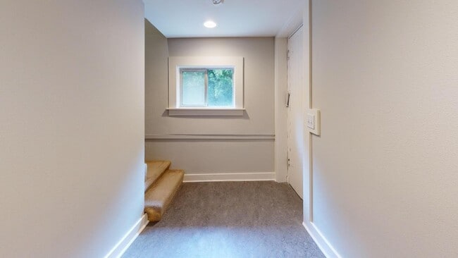 Building Photo - 812 W Bothwell St