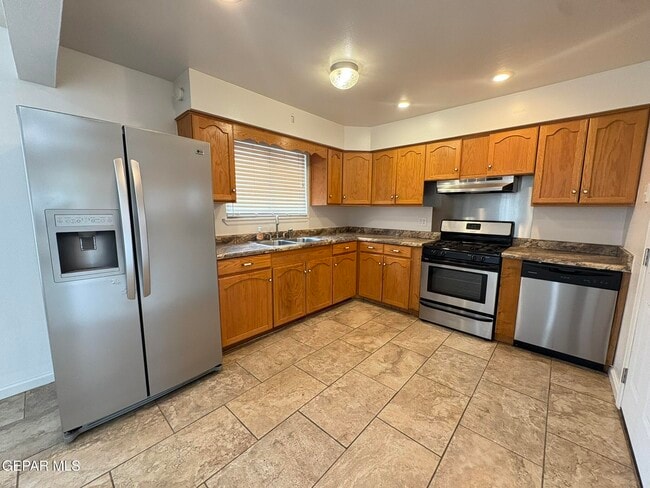 Building Photo - 3305 Killarney St