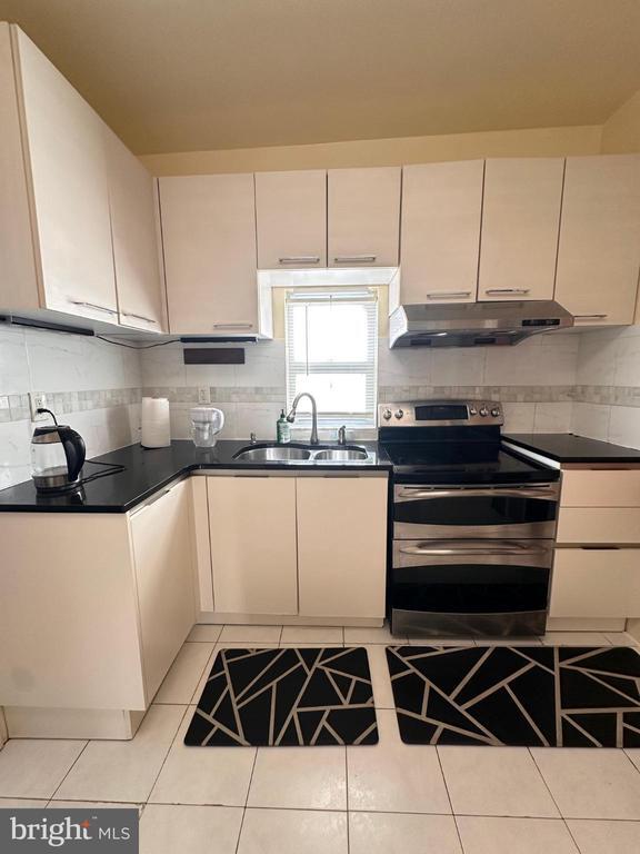 Building Photo - 411 Rowan Ave