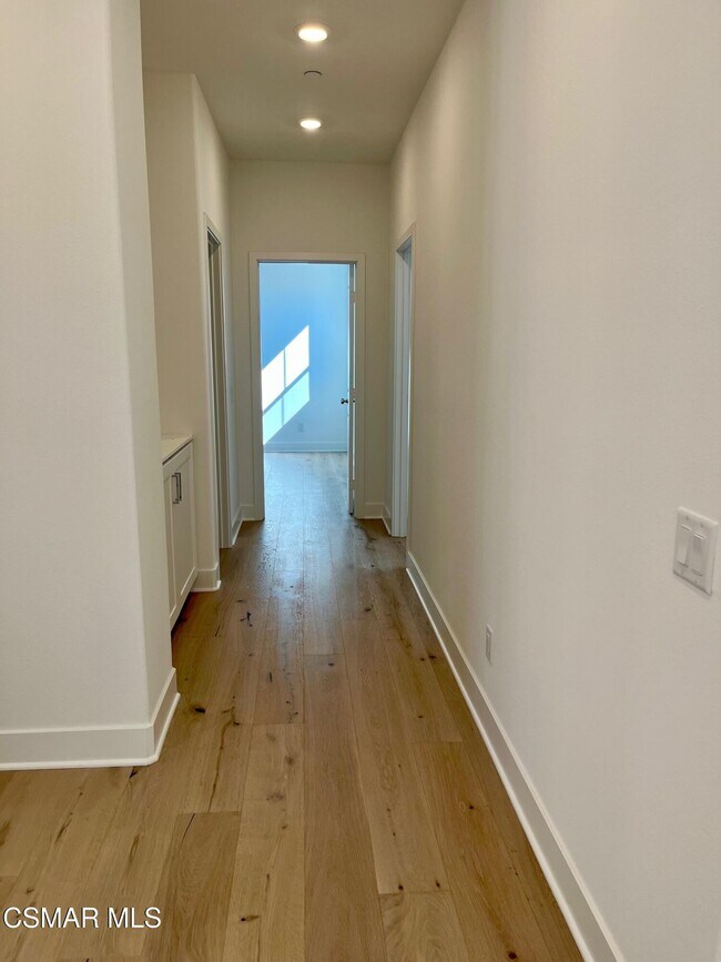 Building Photo - 779 Edward Scholle Dr