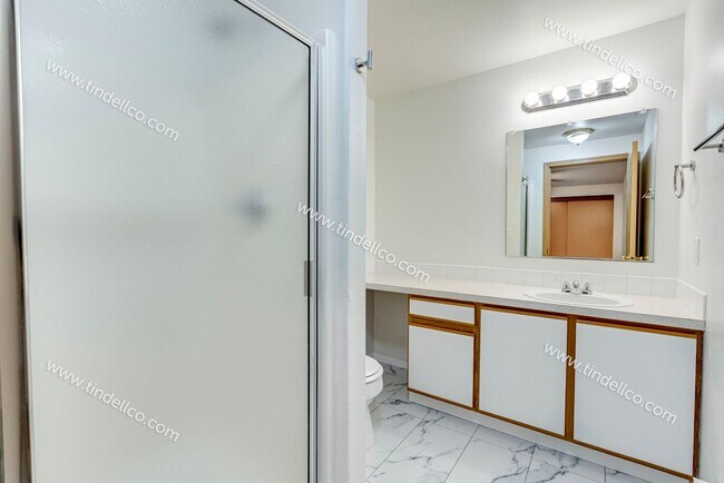 Building Photo - Spacious Pet-Friendly Ground Level Unit w/ Parking Included!