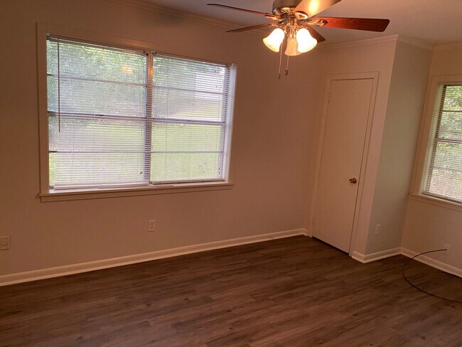 Building Photo - 3 Bedroom 1.5 Bath Home in Pineville, LA
