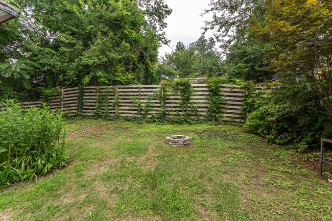 Building Photo - 510 Oakwood Ave