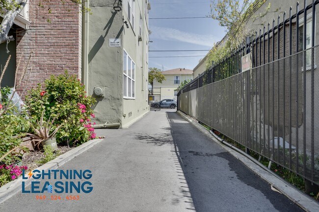 Building Photo - 1625 Normandie-22D