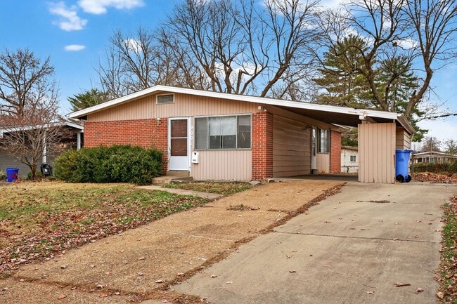 Building Photo - Updated 3-Bedroom Home with Fenced Yard in Florissant