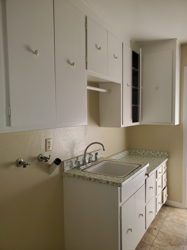 Building Photo - Modesto 3 bedroom 2.5  bathroom off McHenry