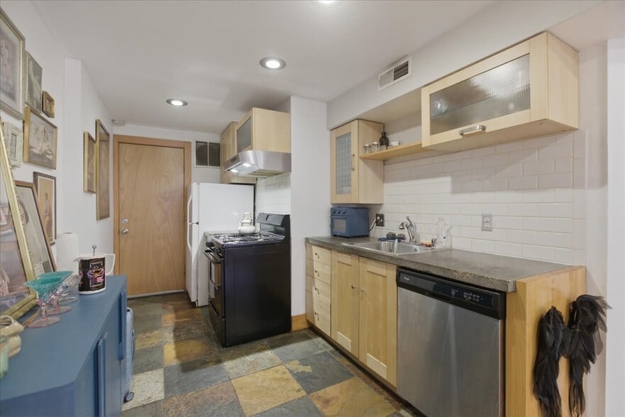 Building Photo - 2711 N Lawndale Ave