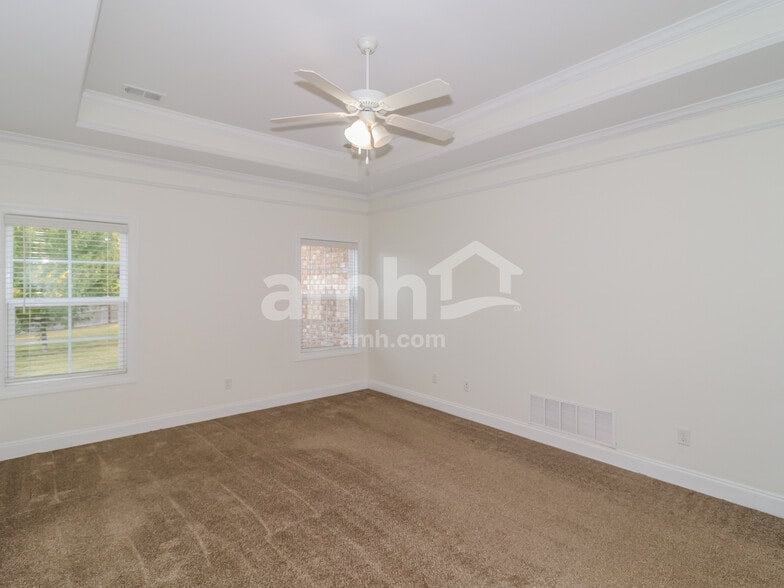 Building Photo - 3284 Vineyard Dr S