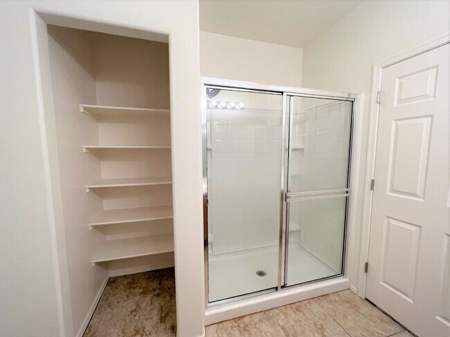 Building Photo - LIGHT, BRIGHT AND OPEN UPSTAIRS UNIT!