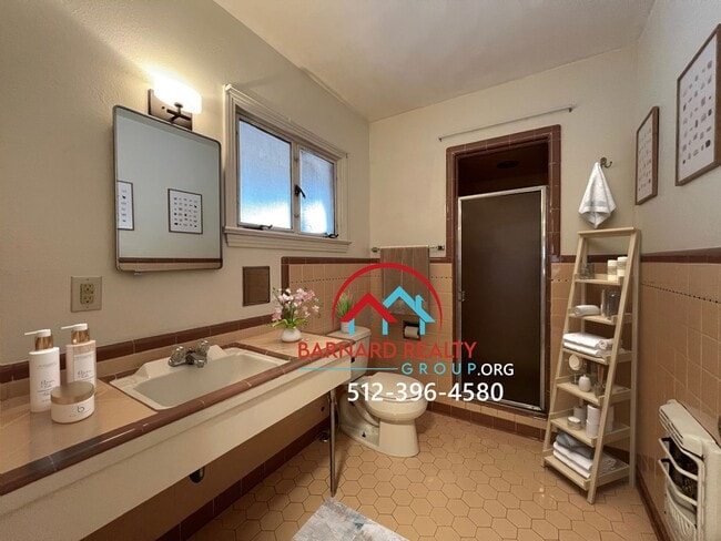 Building Photo - Charming 1970s home with mini original fea...