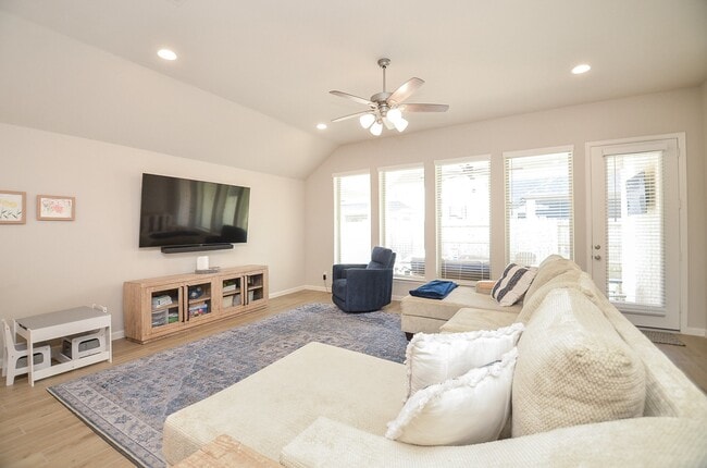 Building Photo - 30247 Gold Finch Pl